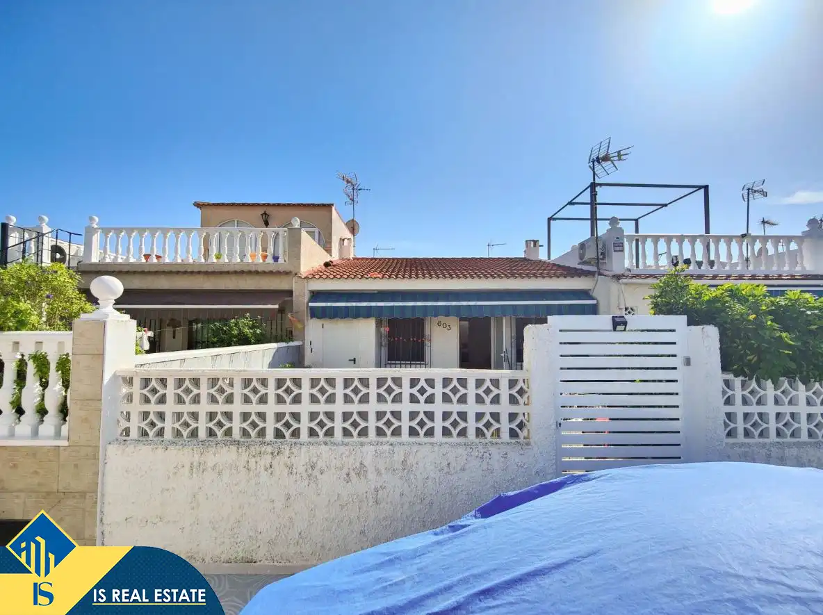 Vista exterior de Casa adosada en venta en Torrevieja con Aire acondicionado, Calefacción y Jardín privado