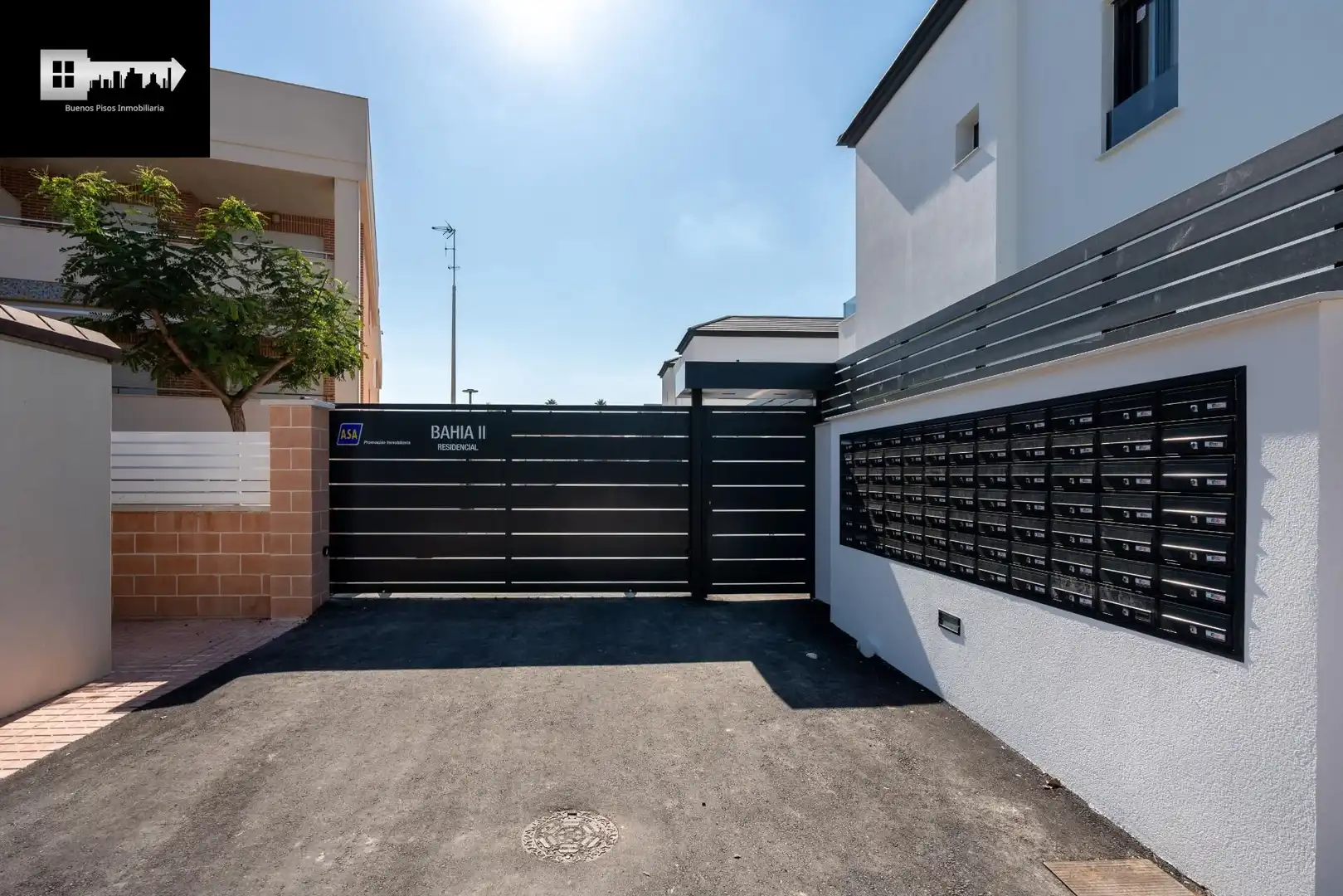 Aparcament de Casa adosada en venda en Santa Pola amb Aire condicionat, Calefacció i Jardí privat