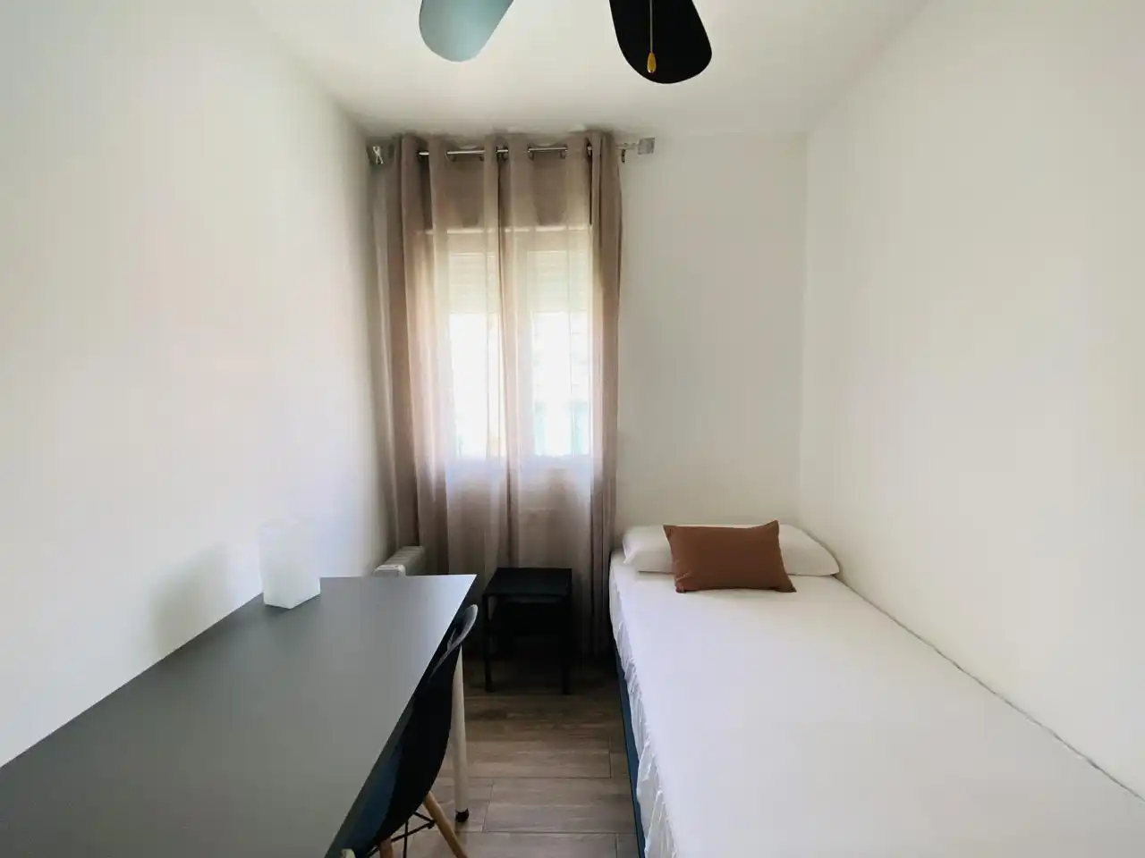 Bedroom of Flat for rent in Granada  with Air Conditioner, Furnished and Balcony