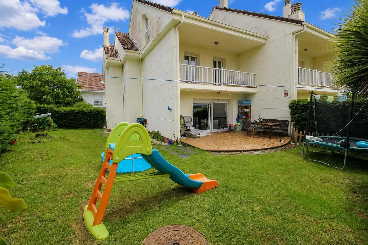 Vista exterior de Casa adosada en venda en Piélagos amb Calefacció, Jardí privat i Parquet