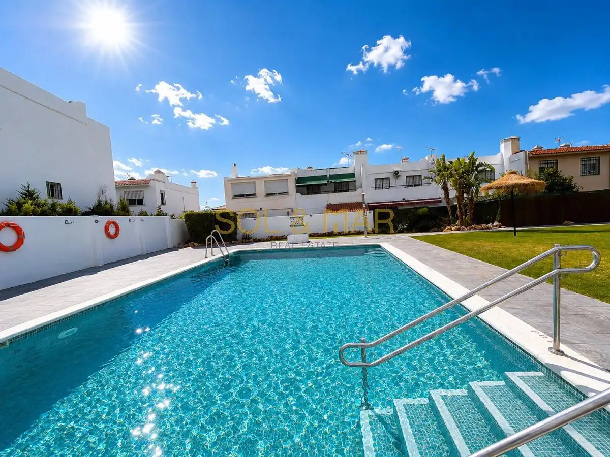 Piscina de Casa adosada en venda en Alhaurín de la Torre amb Aire condicionat, Calefacció i Terrassa