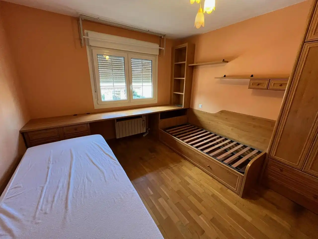 Habitación de Casa adosada en venta en Zaragoza con Aire acondicionado, Calefacción y Jardín privado