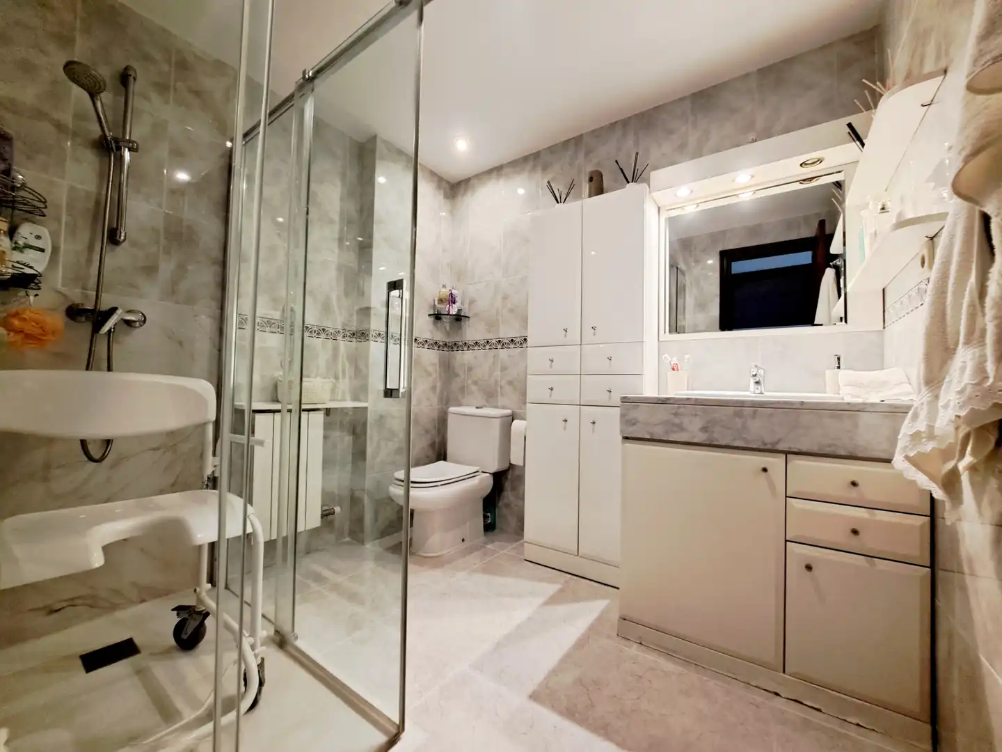 Badezimmer von Wohnung zum Verkauf in Mataró mit Klimaanlage, Heizung und Ofen
