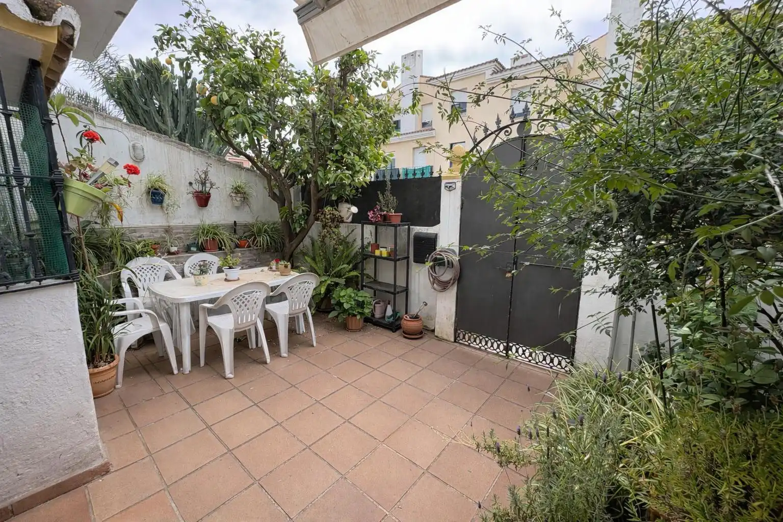 Terrace of Detached homes for sale in Algeciras  with Air Conditioner, Storage room and Furnished