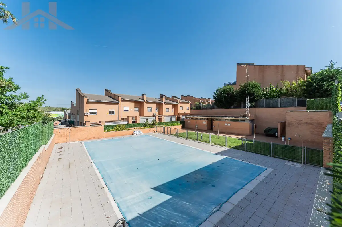 Piscina de Casa adosada en venda en Arroyomolinos (Madrid) amb Aire condicionat, Jardí privat i Terrassa