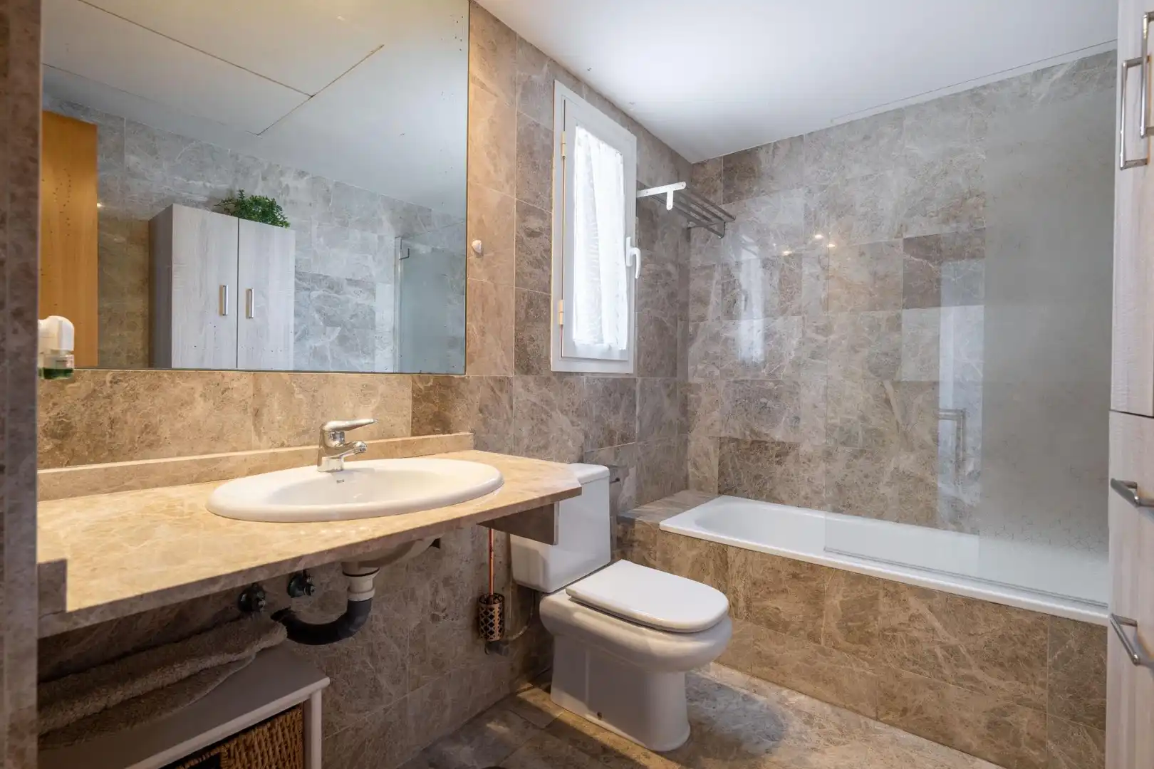 Bany de Apartament en venda en Roquetas de Mar amb Aire condicionat, Calefacció i Jardí privat