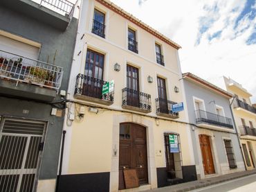 Casa rústica amb balcó en venda a Xaló