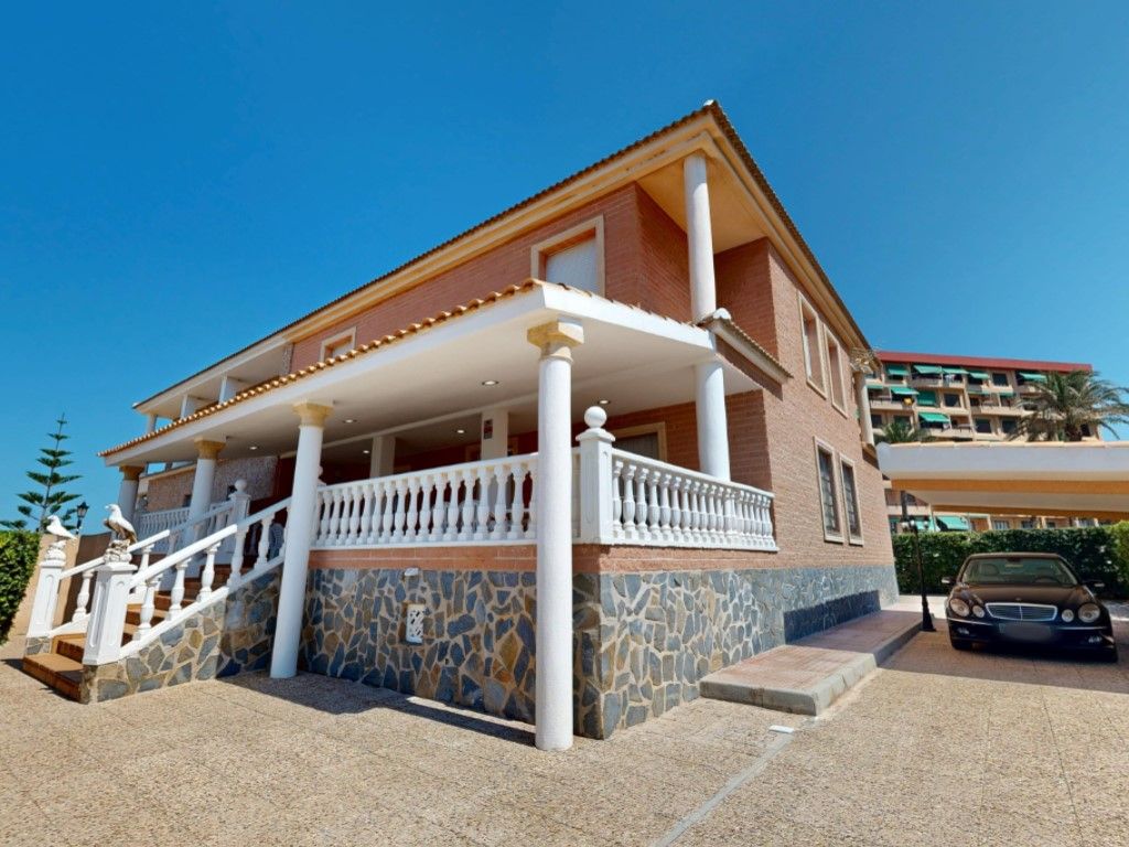 Vista exterior de Casa o xalet en venda en La Manga del Mar Menor