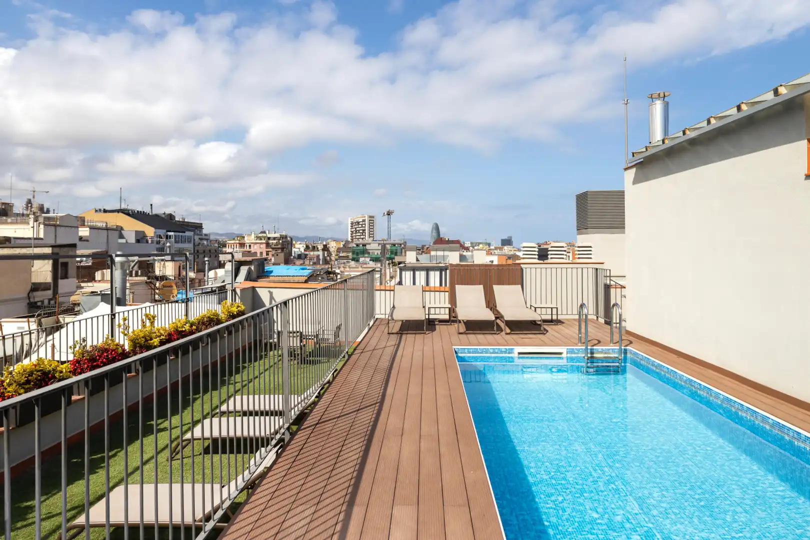 Swimming pool of Apartments for rent in Barcelona  with Air Conditioner, Heating and Terrace