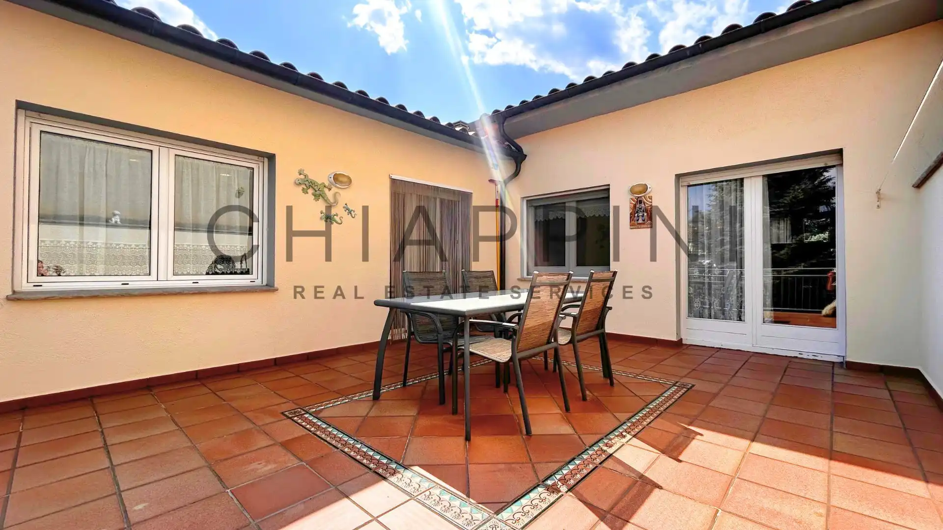 Terrasse von Einfamilien-Reihenhaus zum Verkauf in Manlleu mit Heizung und Abstellraum
