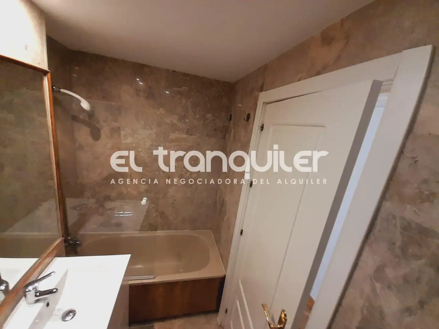 Badezimmer von Wohnung zum Verkauf in Madrid mit Klimaanlage, Parkett und Schwimmbad