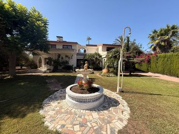 Casa amb piscina en venda a Avenida Pinos