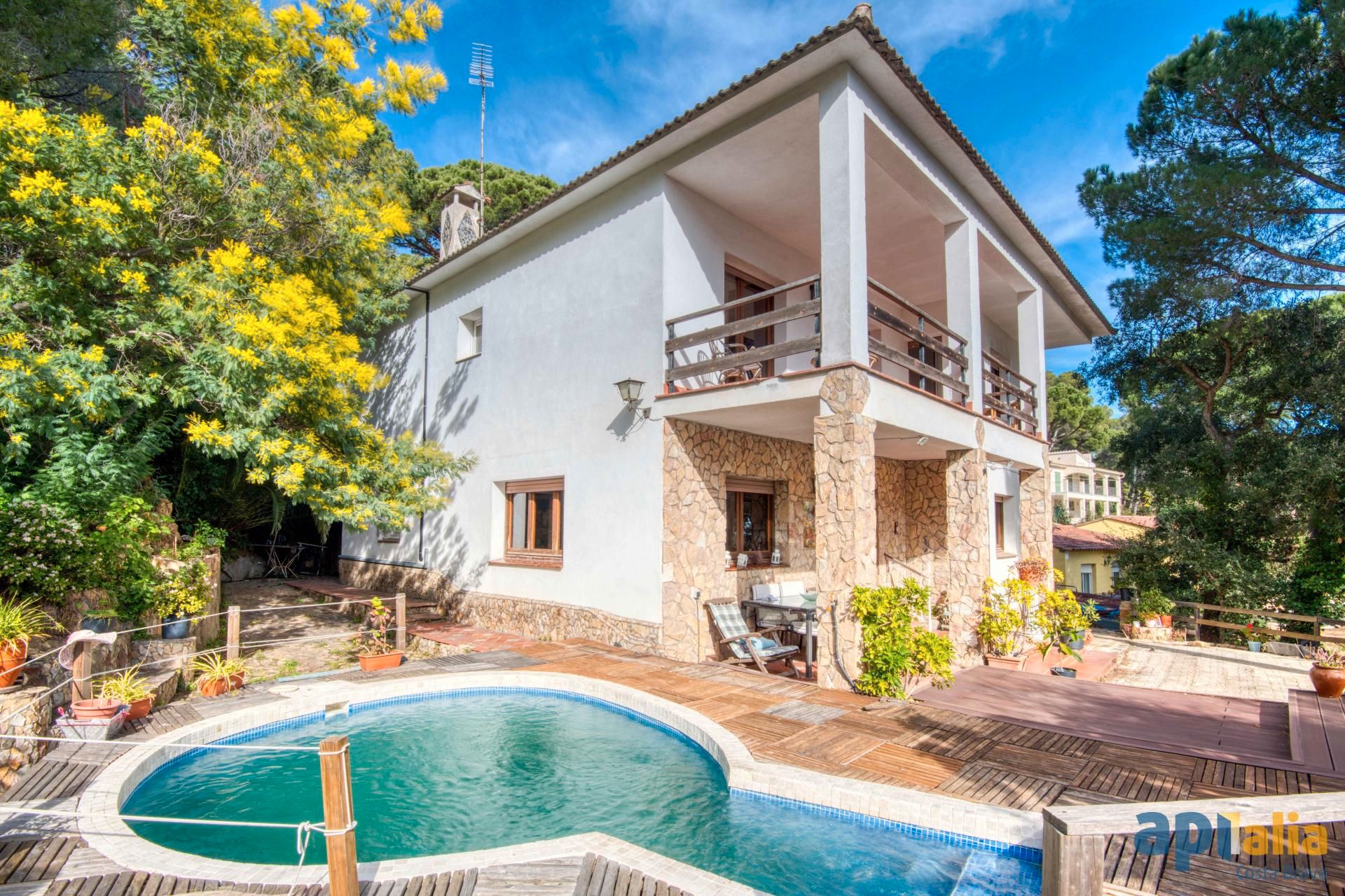 Vista exterior de Casa o xalet en venda en Sant Feliu de Guíxols amb Jardí privat, Terrassa i Piscina