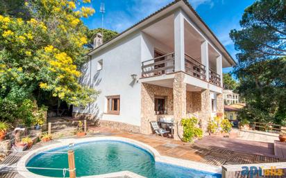 Vista exterior de Casa o xalet en venda en Sant Feliu de Guíxols amb Jardí privat, Terrassa i Piscina