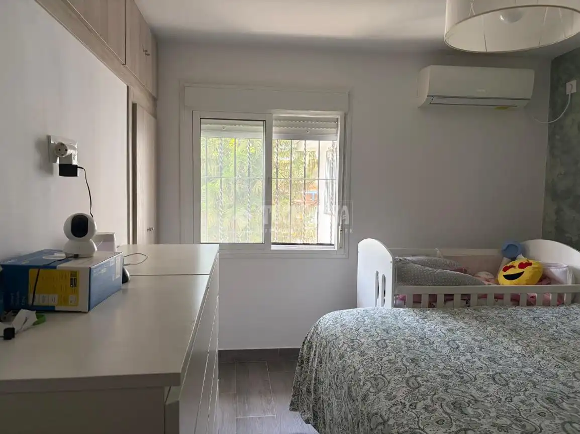 Habitación de Casa adosada en venta en Sevilla con Aire acondicionado