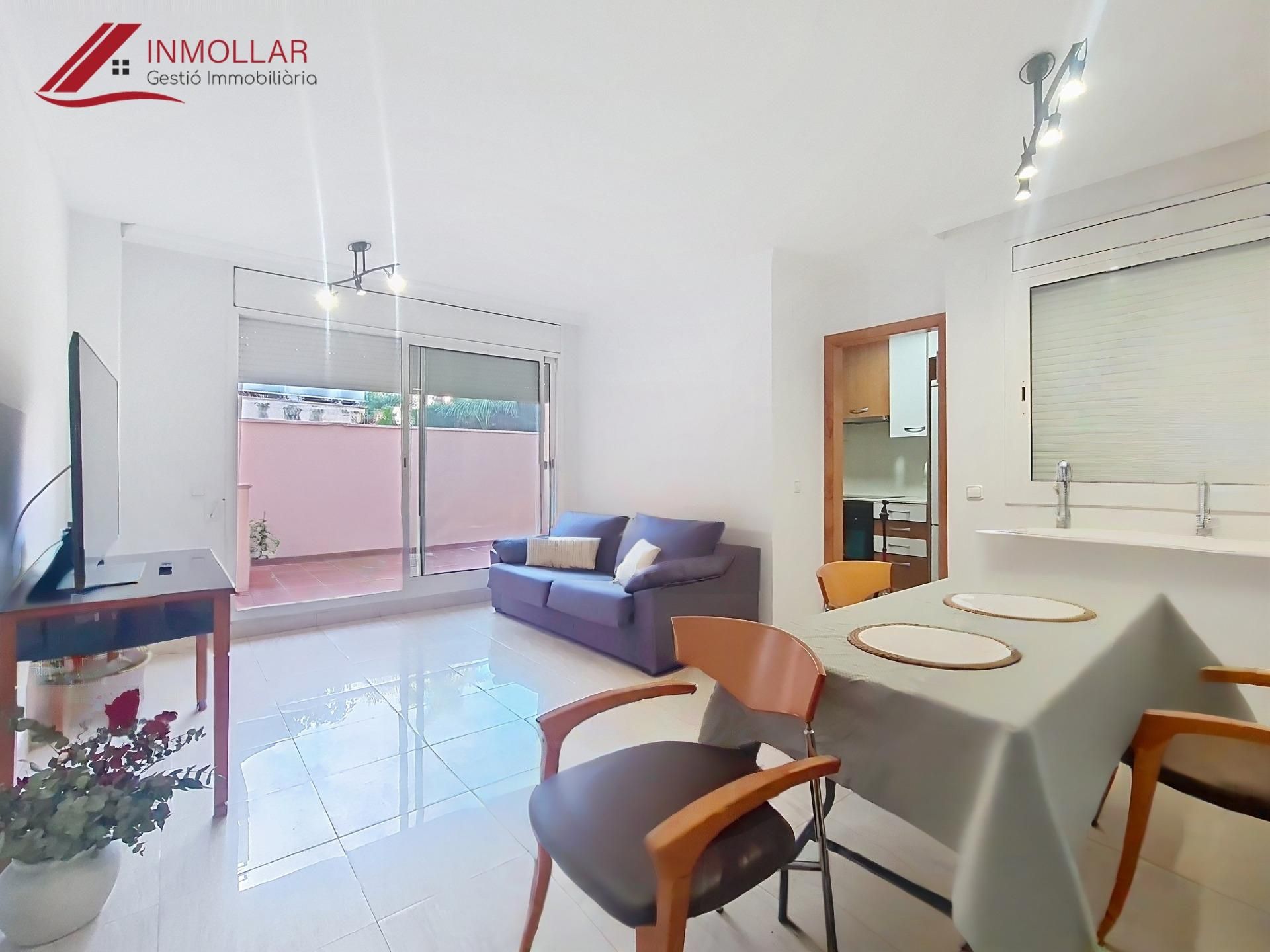 Sala d'estar de Planta baixa en venda en Cubelles amb Aire condicionat, Jardí privat i Terrassa