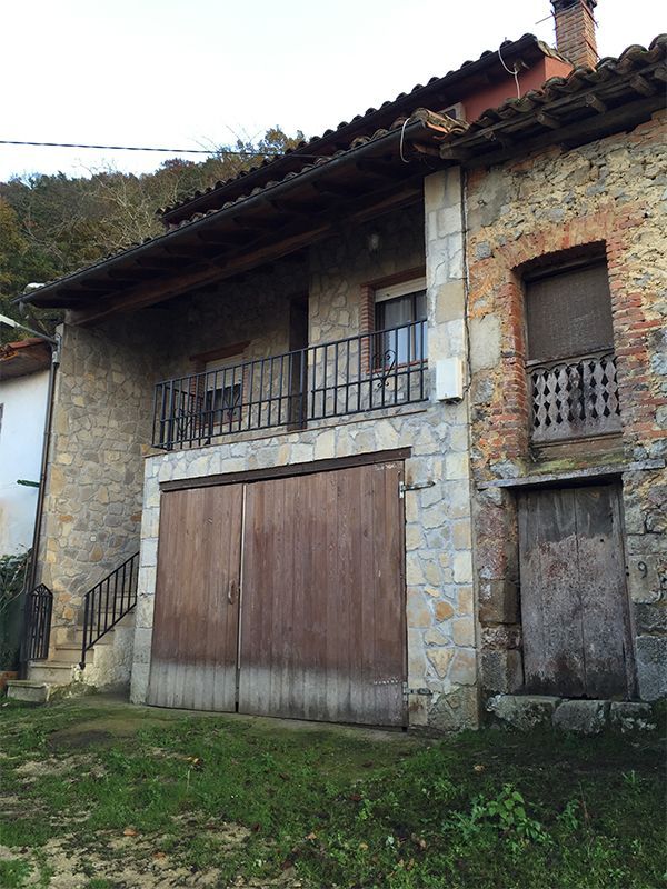 Vista exterior de Casa adosada en venda en Llanes amb Calefacció, Jardí privat i Terrassa