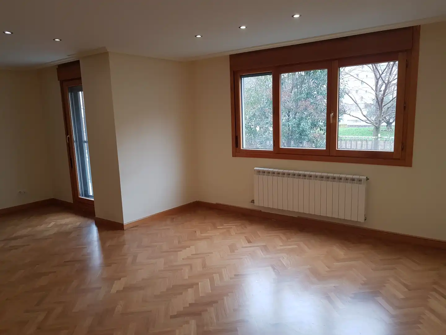 Sala d'estar de Planta baixa en venda en  Logroño amb Calefacció, Jardí privat i Parquet