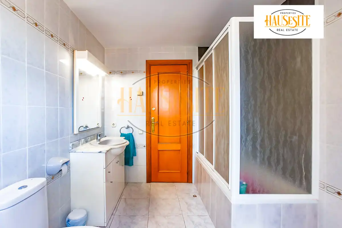 Bathroom of Houses for sale in Vilanova i la Geltrú  with Heating, Terrace and Balcony