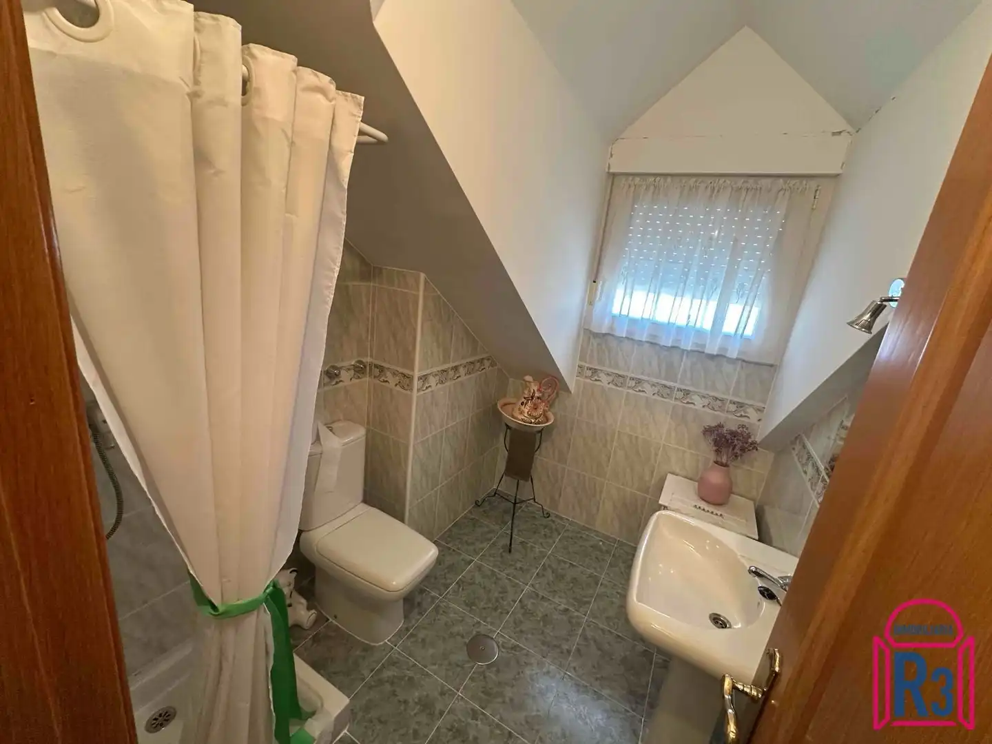 Bany de Casa adosada en venda en San Andrés del Rabanedo amb Calefacció, Jardí privat i Traster