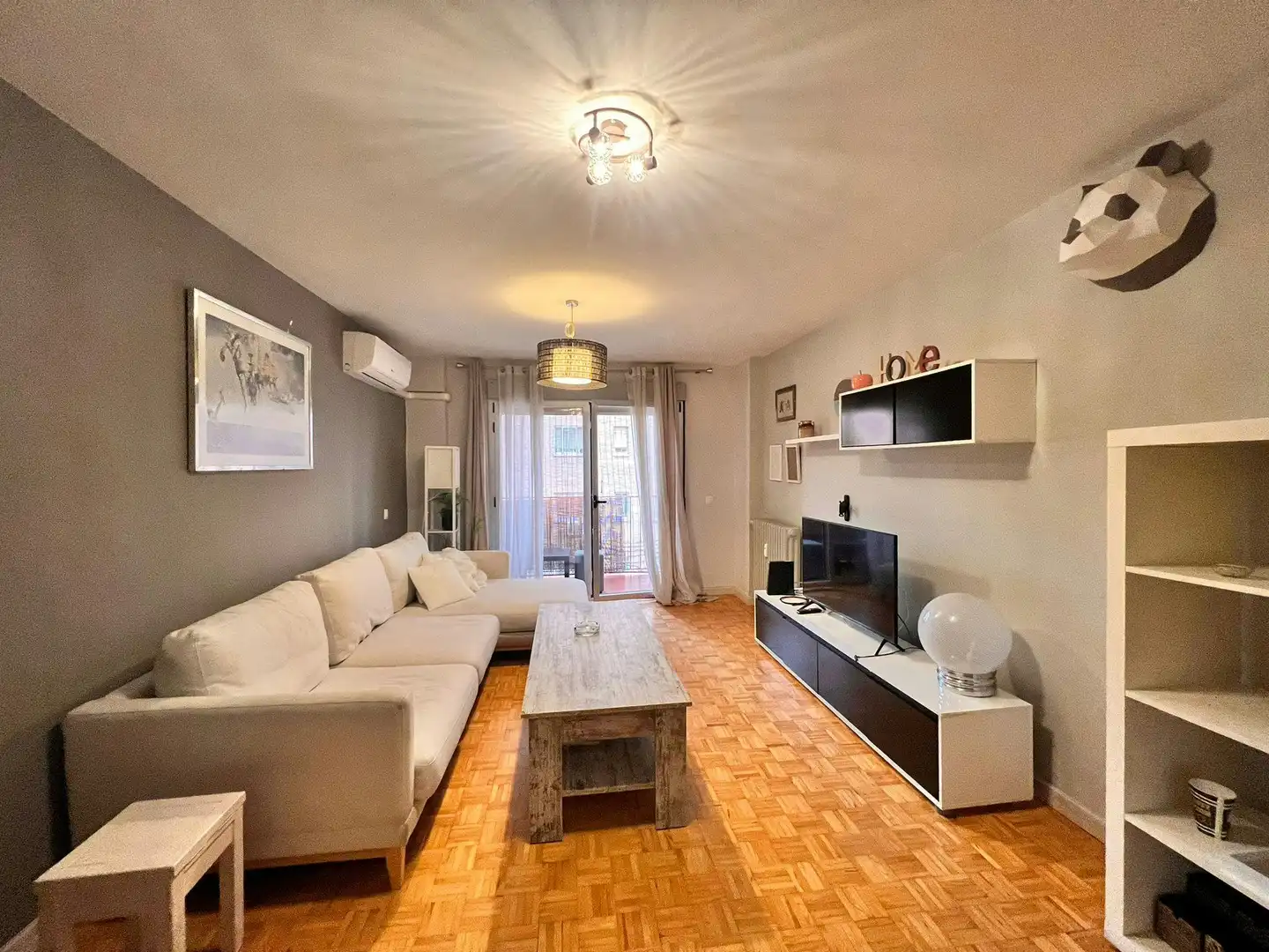 Sala de estar de Piso de alquiler en  Madrid Capital con Aire acondicionado, Calefacción y Amueblado