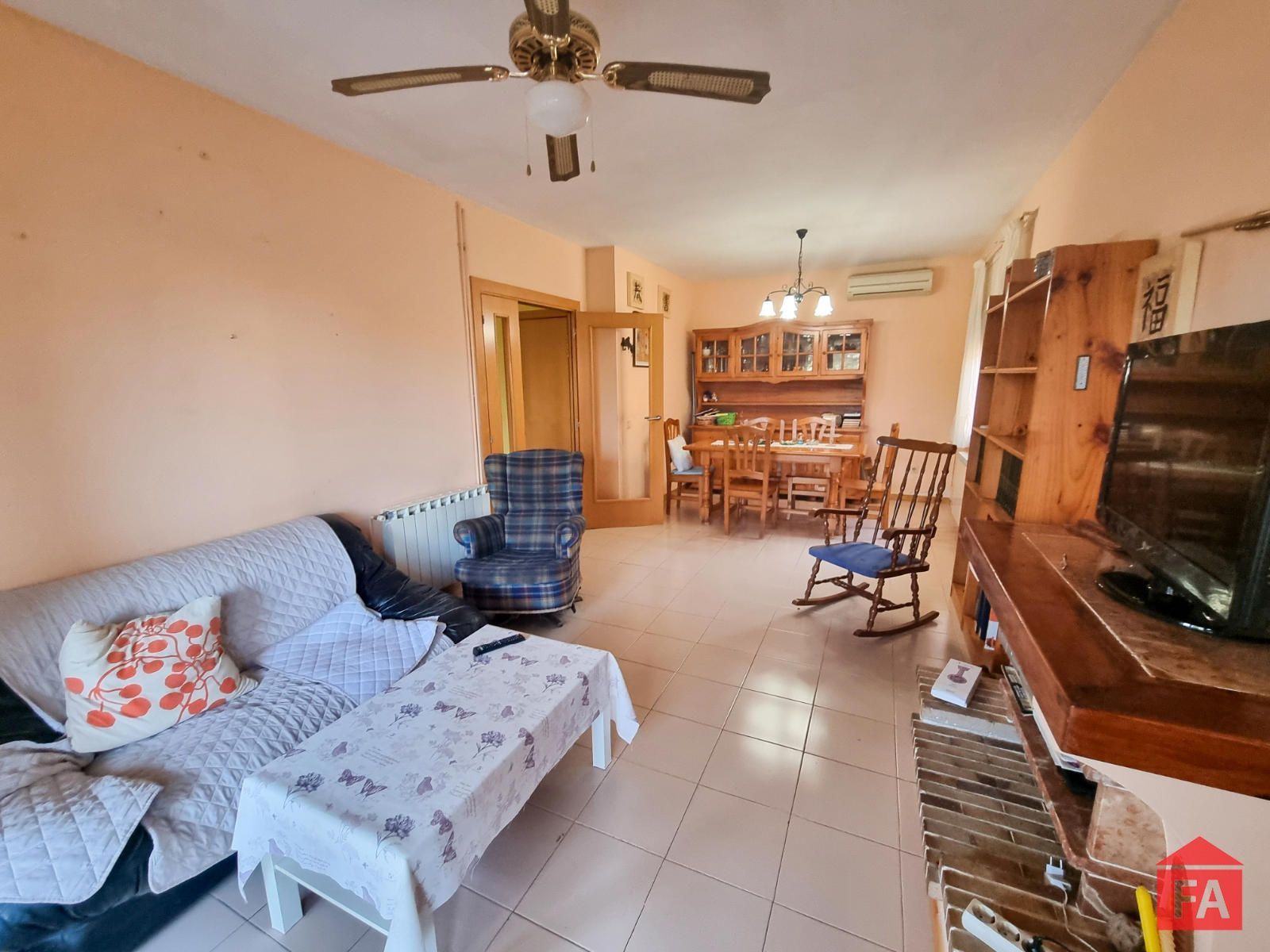 Sala de estar de Casa adosada en venta en Albinyana con Aire acondicionado, Calefacción y Jardín privado