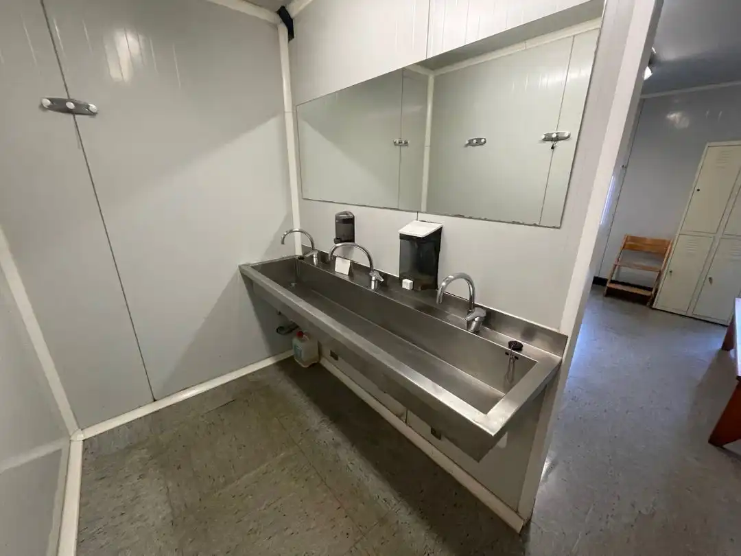 Badezimmer von Fabrikhallen zur Miete in Errenteria