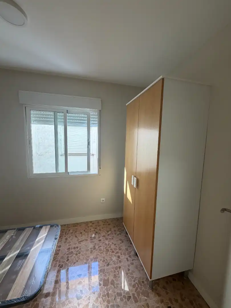 Dormitori de Apartament de lloguer en Cúllar Vega amb Moblat, Rentadora i Microones