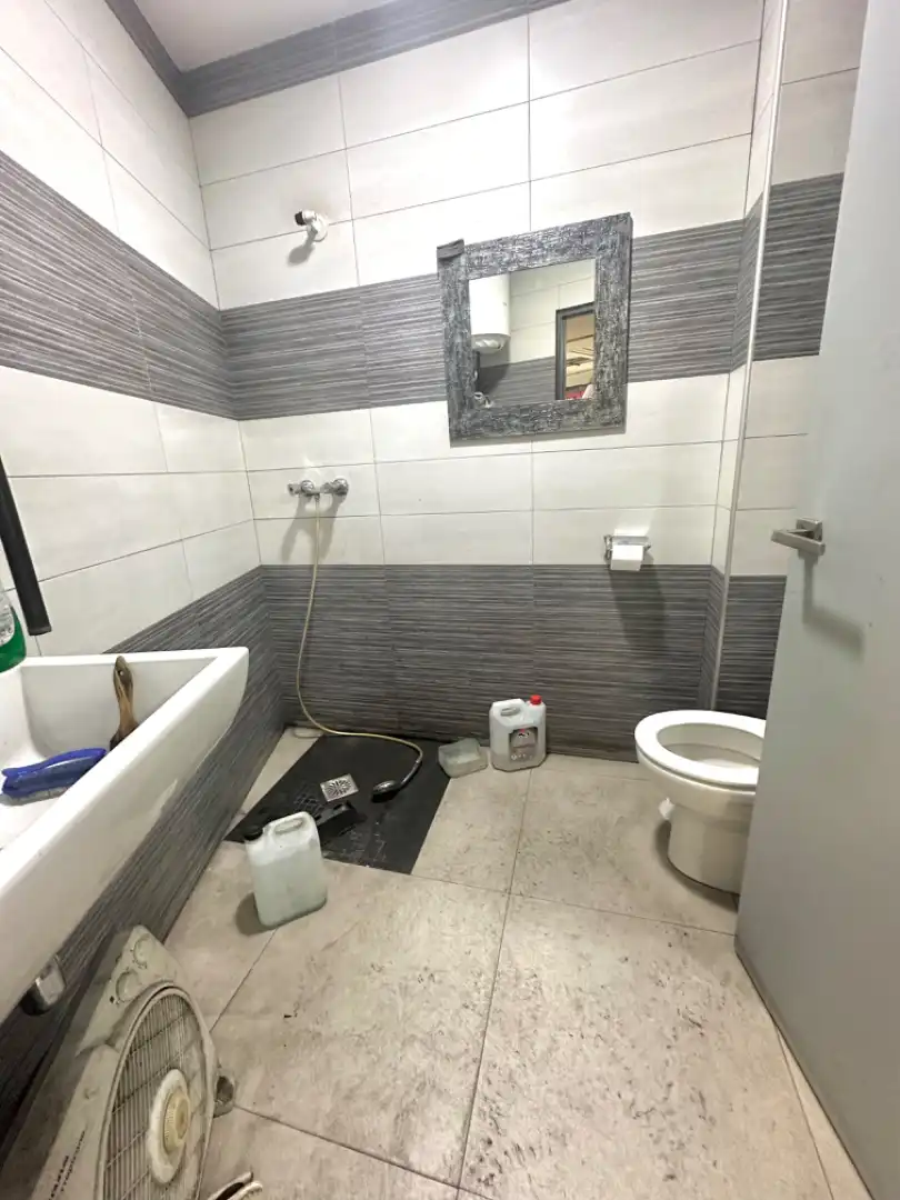 Badezimmer von Geschaftsraum zum Verkauf in Barcelona mit Möbliert