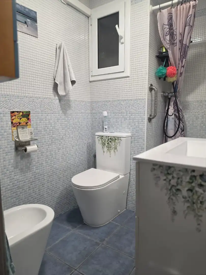 Bathroom of Flat for sale in L'Hospitalet de Llobregat  with Air Conditioner, Parquet flooring and Furnished