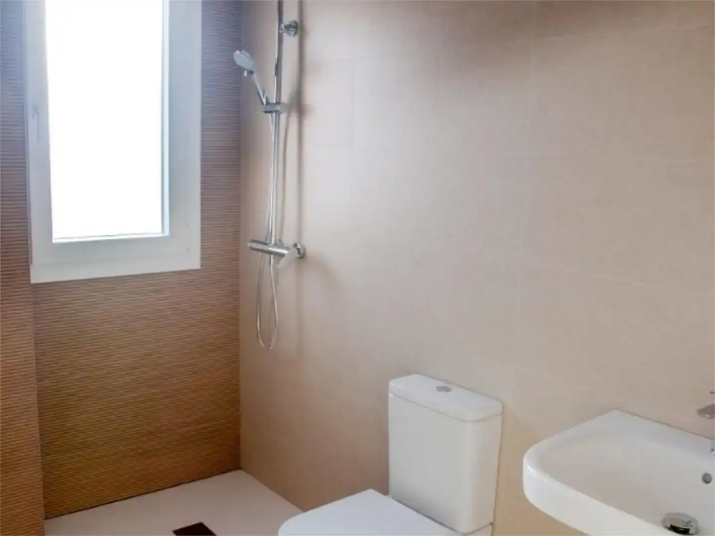 Baño de Piso en venta en Villa de Otura con Jardín privado
