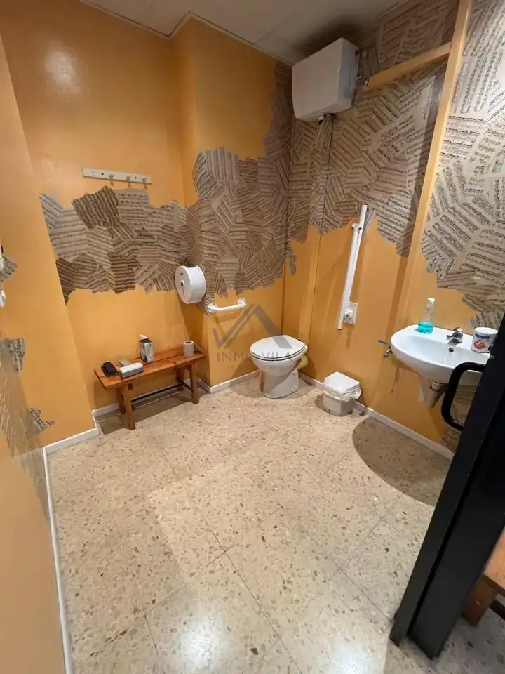 Bany de Local en venda en Mataró amb Aire condicionat