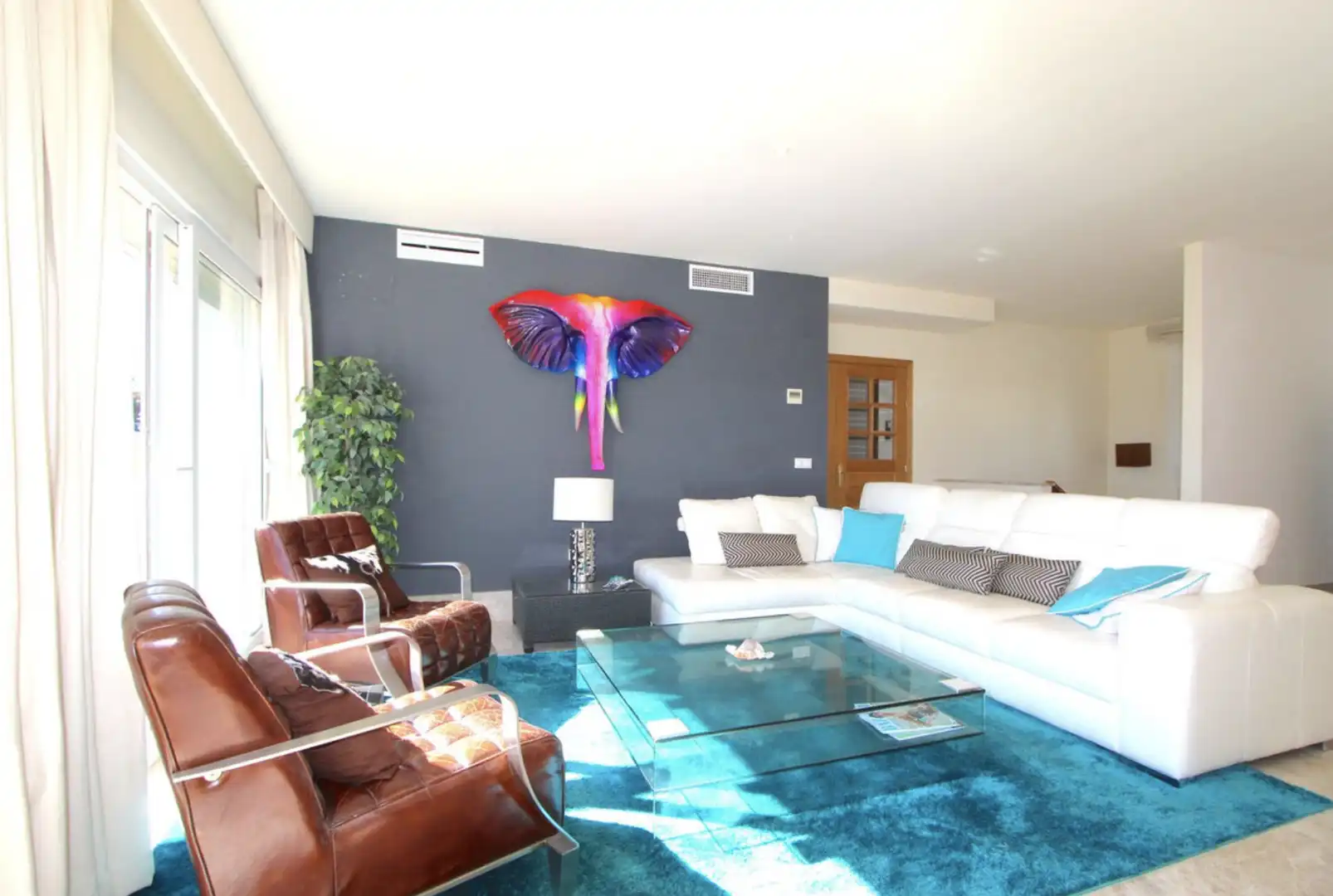Sala d'estar de Casa adosada en venda en Marbella amb Aire condicionat, Calefacció i Jardí privat