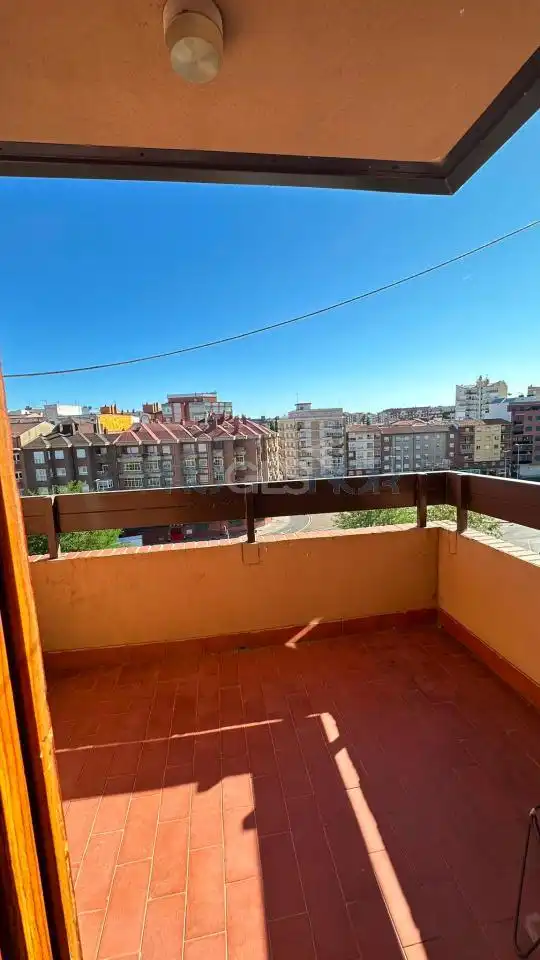 Terraza de Piso en venta en León Capital  con Calefacción y Trastero