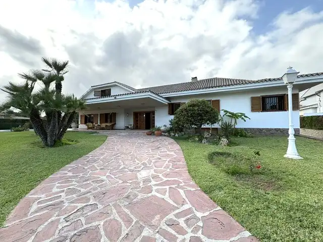 Vista exterior de Casa o xalet en venda en Benicasim / Benicàssim amb Jardí privat, Terrassa i Piscina