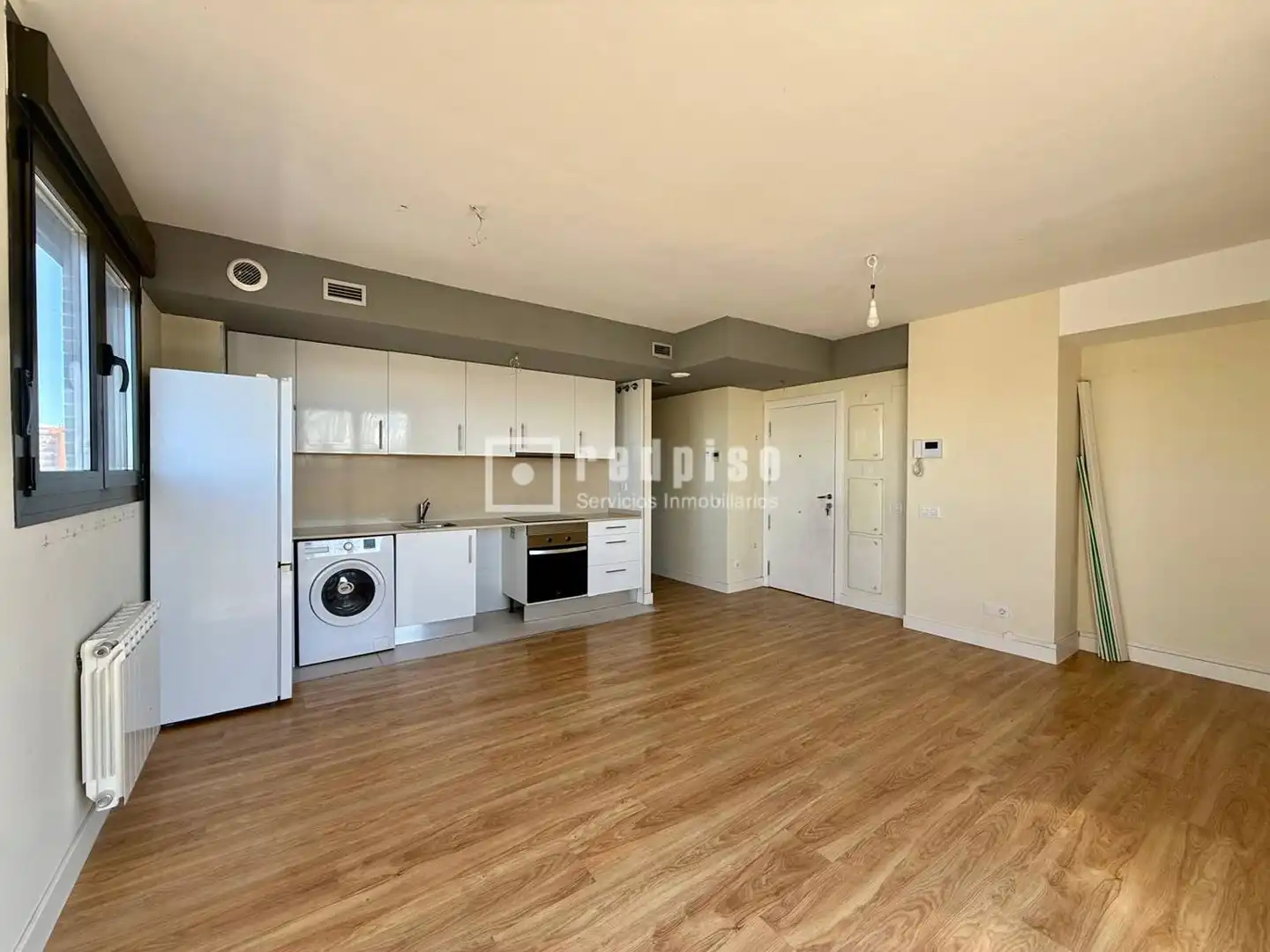 Schlafzimmer von Dachboden zur Miete in Madrid mit Heizung, Terrasse und Abstellraum
