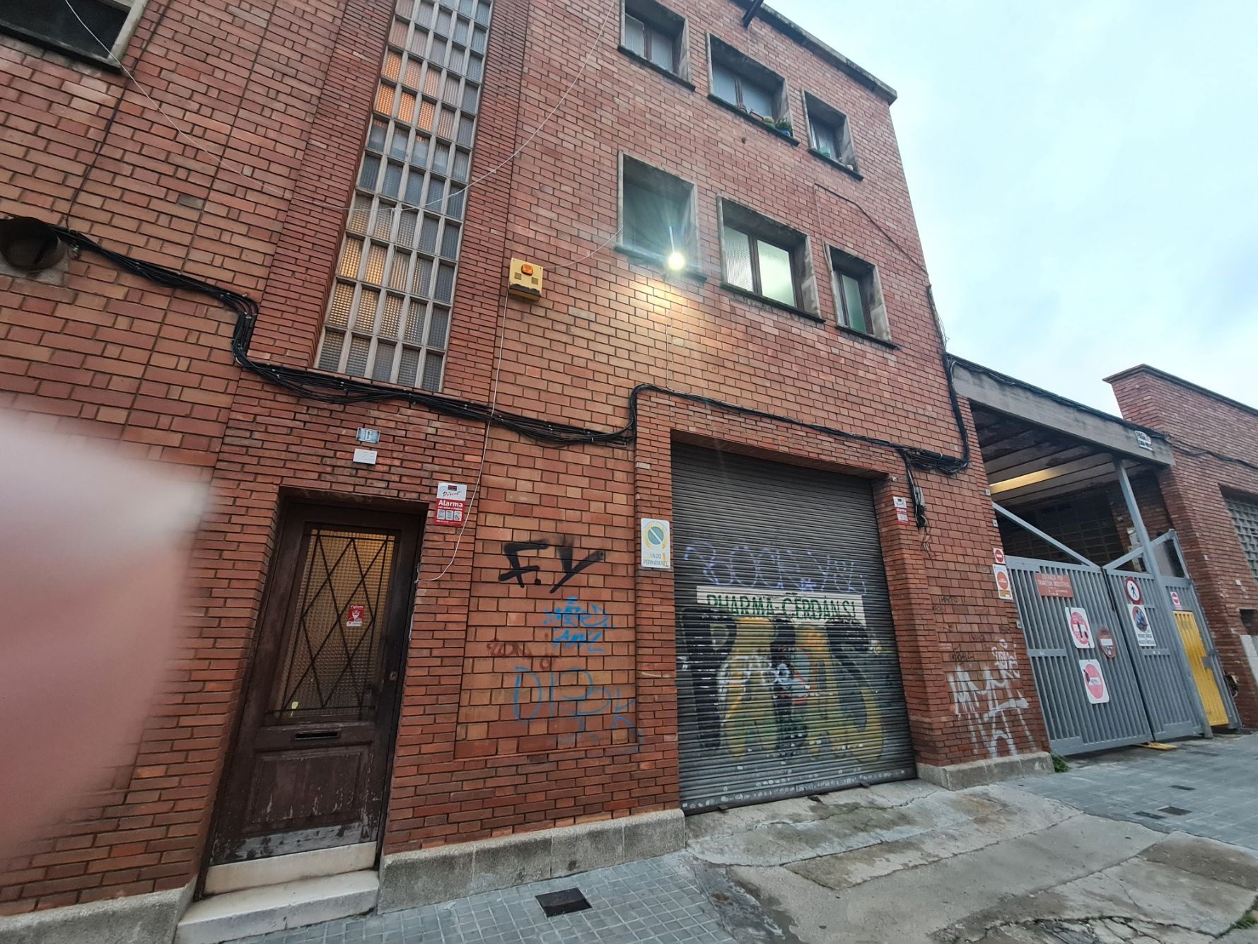 Vista exterior de Nau industrial en venda en L'Hospitalet de Llobregat amb Calefacció