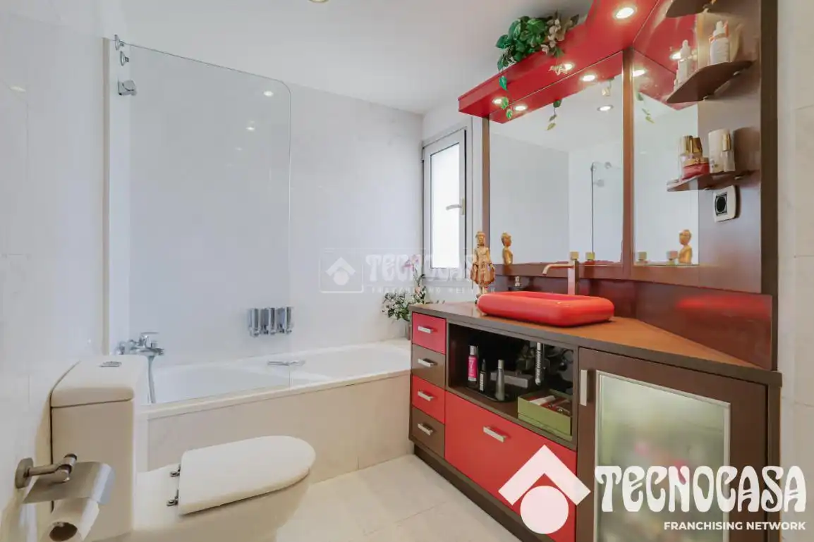 Badezimmer von Wohnung zum Verkauf in Barcelona mit Klimaanlage, Abstellraum und Balkon