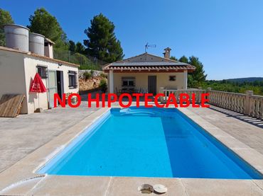 Chalet con balcón en venta en Buñol