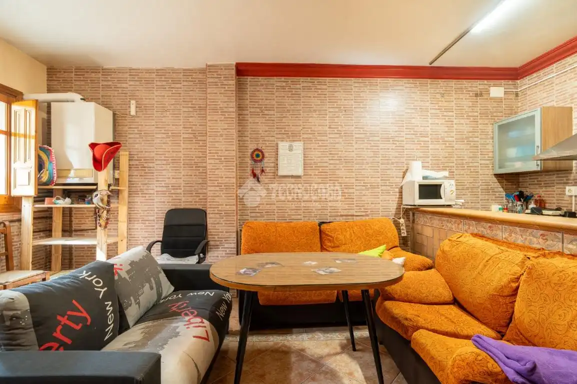 Sala de estar de Casa adosada en venta en Granada con Aire acondicionado