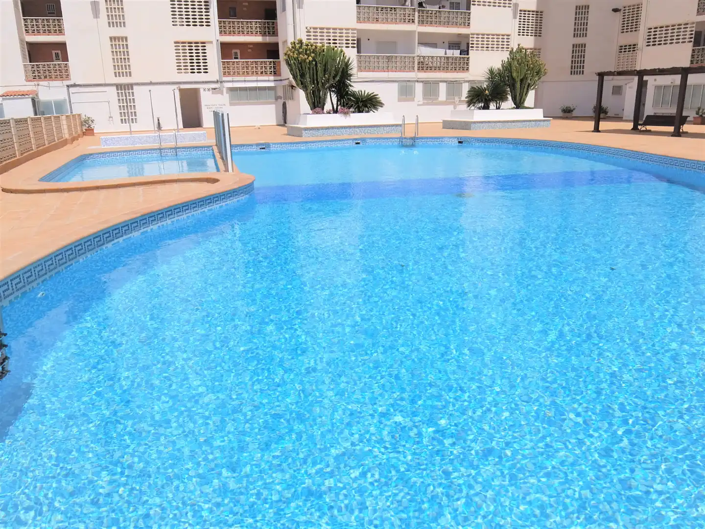 Piscina de Apartament de lloguer en Gandia amb Aire condicionat, Calefacció i Moblat