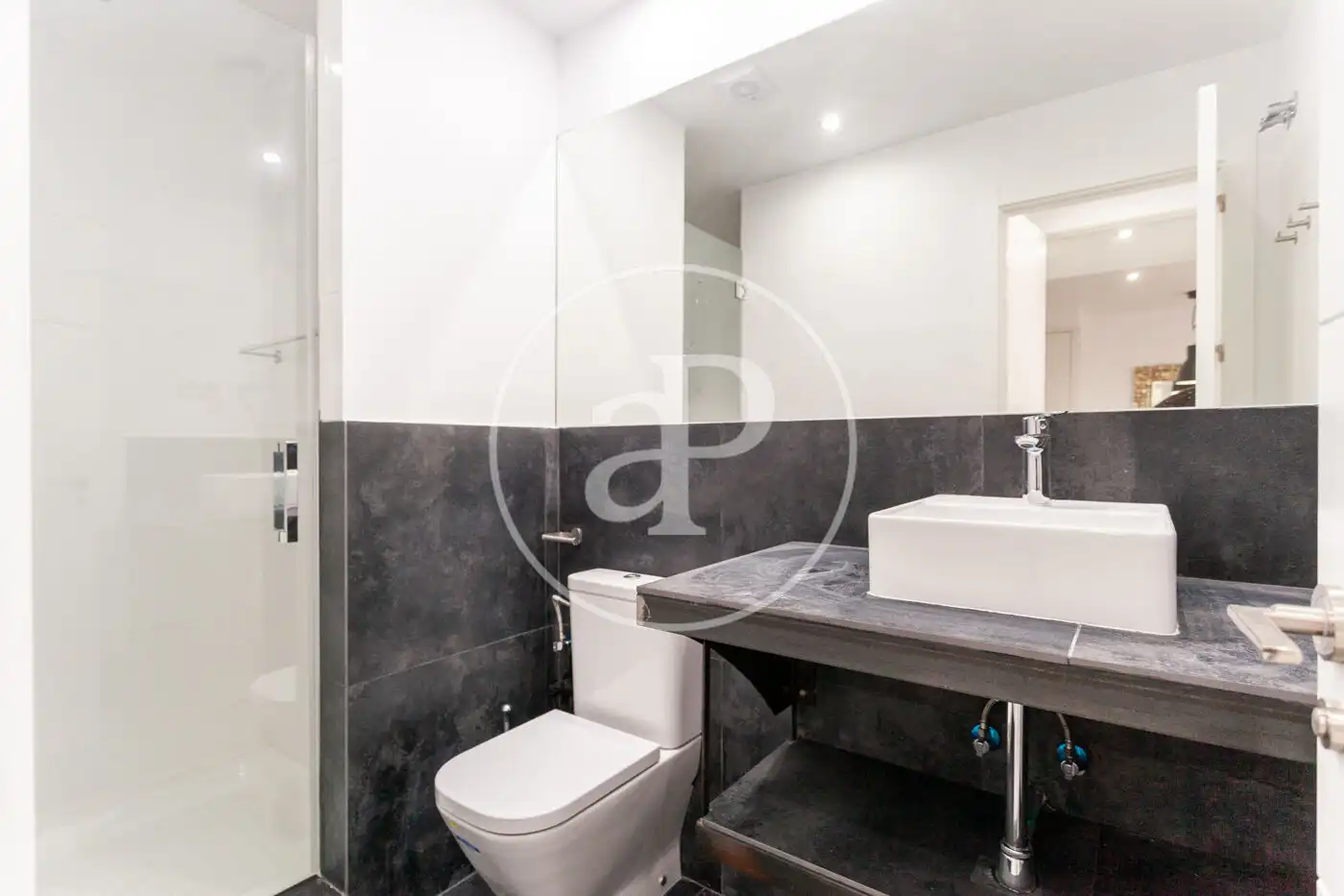 Badezimmer von Dachboden zur Miete in Madrid mit Klimaanlage, Heizung und Terrasse