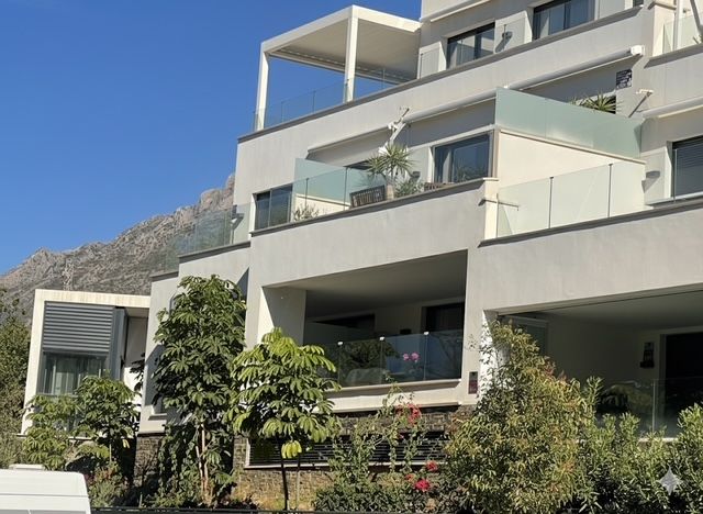 Vista exterior de Pis en venda en Marbella amb Aire condicionat, Calefacció i Jardí privat