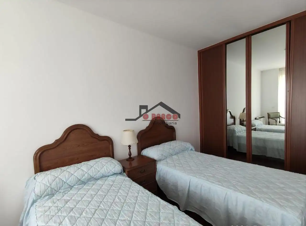 Habitación de Apartamento en venta en O Barco de Valdeorras   con Calefacción y Amueblado