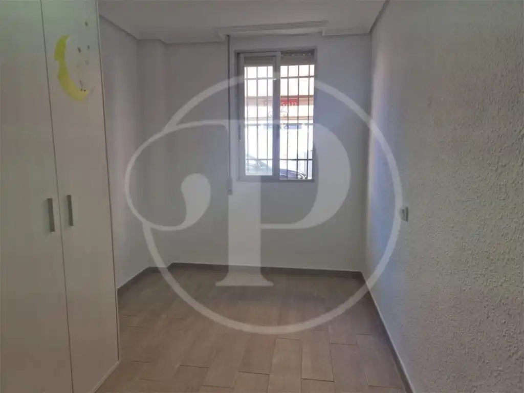 Dormitori de Apartament en venda en Aldaia amb Terrassa i Balcó