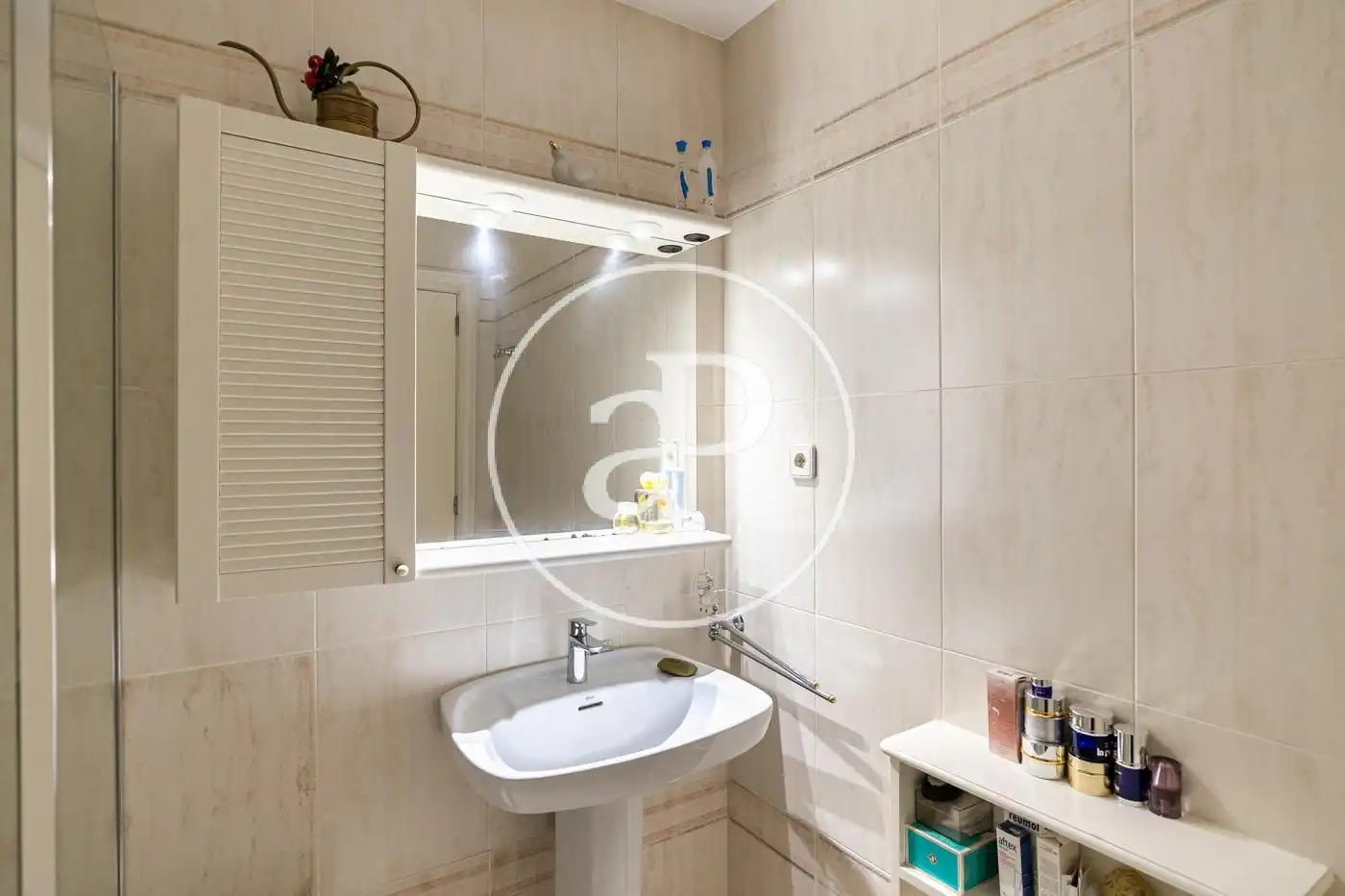 Badezimmer von Einfamilien-Reihenhaus zum Verkauf in Barcelona mit Klimaanlage, Heizung und Privatgarten