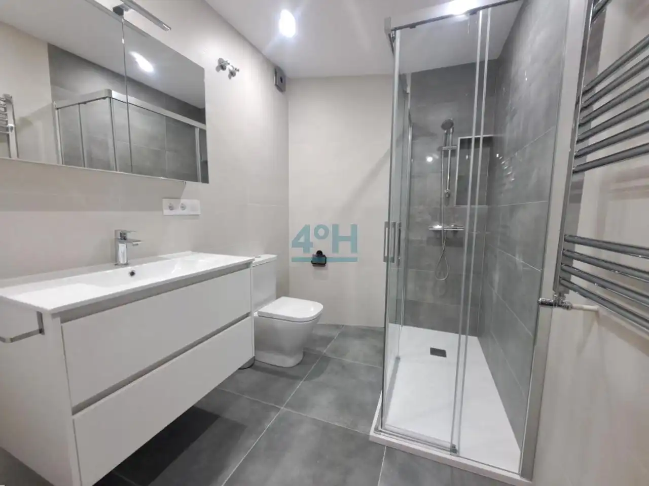 Bathroom of Flat for rent in Ourense Capital   with Heating and Balcony
