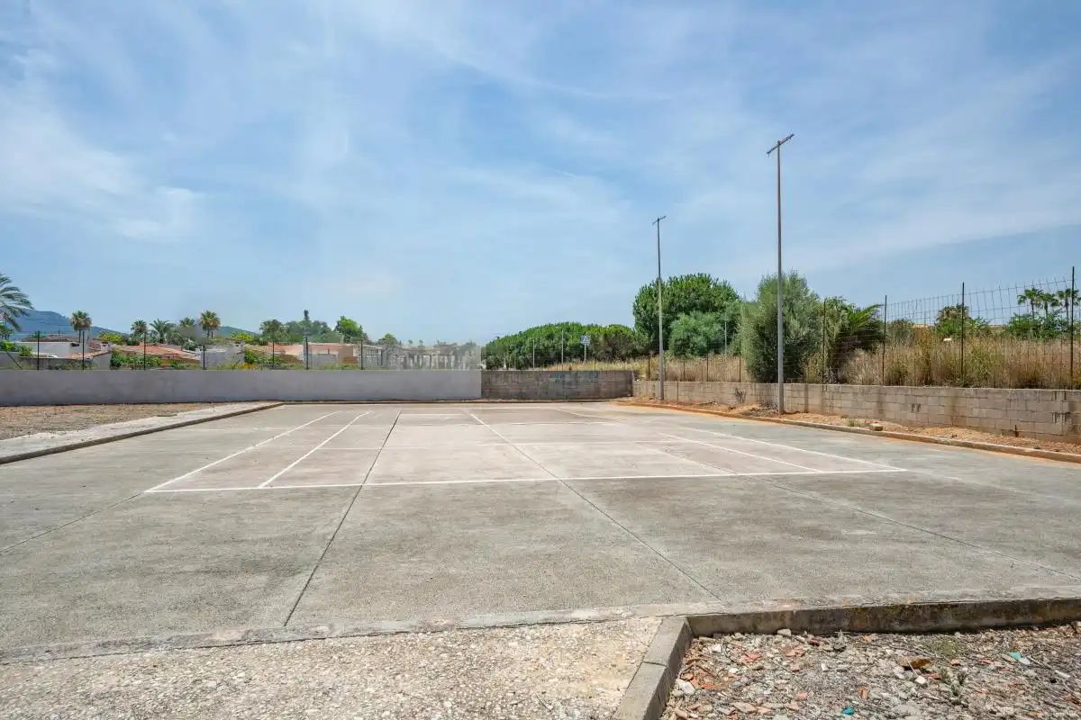 Aparcament de Pis en venda en Dénia amb Aire condicionat, Calefacció i Jardí privat