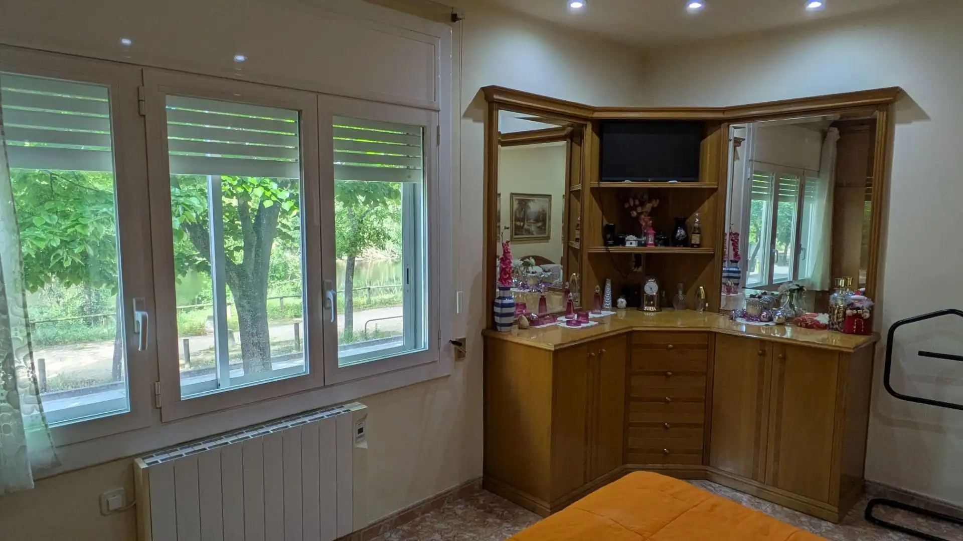 Habitación de Casa adosada en venta en Girona con Aire acondicionado, Calefacción y Jardín privado