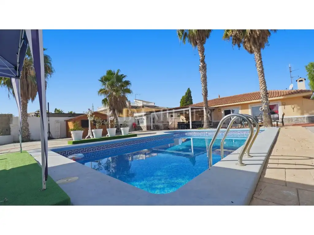 Swimming pool of Houses for sale in La Huerta  